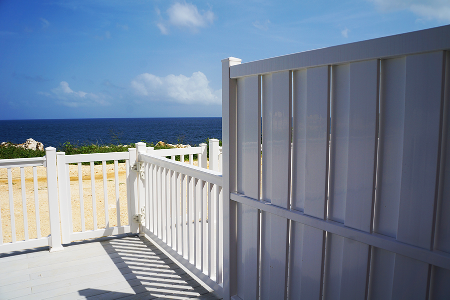 South Florida vinyl shadowbox fence and vinyl picket fence by the ocean.
